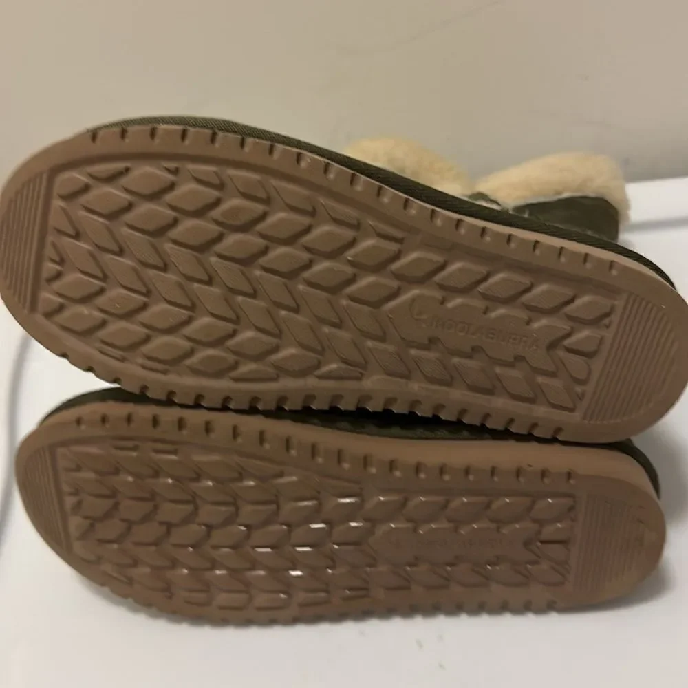 Kookaburra by Ugg Sulana Olive Night Suede Sheepskin Short boot. Size 7.